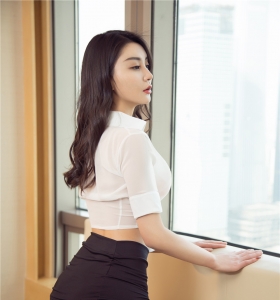 [尤果网]大胸美女Lucy窗前穿白衬衫黑内裤性感写真图片