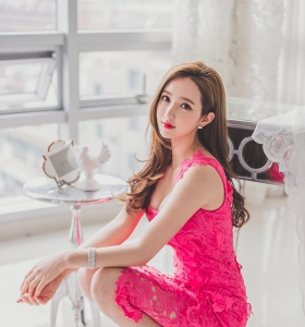 韩国美女模特蕾丝低胸长裙凸显完美曲线