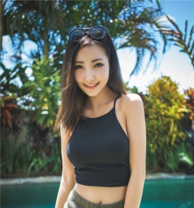 [尤蜜荟]时尚美女Yumi尤美泳池边清纯靓丽高清写真