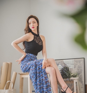 韩国模特李妍静高开叉吊脖裙美腿凉高性感写真