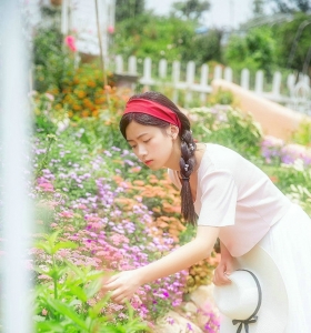 粉嫩麻花辫女孩戴着草帽花园里清新甜美写真