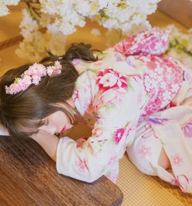 日系和服美女花丛中温婉甜美写真