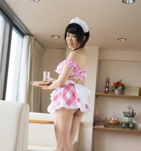 日本大奶小萝莉二宮さくら穿女仆装变身性感服务员