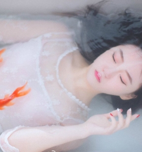 湿身气质美女浴缸里与金鱼玩耍套图