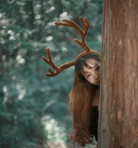 森林深处麋鹿角少女黑色长裙气质唯美写真